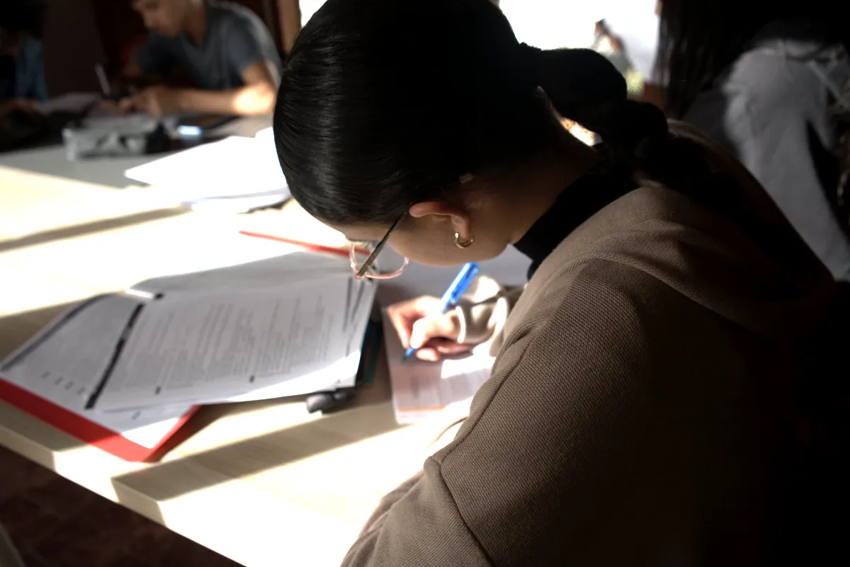 Une élève Cap Mission concentrée sur son exercice pendant un cours individuel